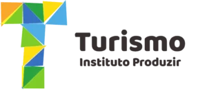 Logotipo do Instituto Produzir Turismo. À esquerda, uma letra "T" estilizada, composta por um mosaico de triângulos coloridos em tons de verde, amarelo, azul e laranja. À direita, a palavra "Turismo" em destaque e, logo abaixo, o nome "Instituto Produzir" em uma fonte menor e cinza escuro.
