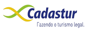 Logotipo do Cadastur, do Ministério do Turismo. À esquerda, um símbolo formado por duas faixas entrelaçadas nas cores verde e amarela, lembrando o formato de um infinito estilizado. À direita, o nome 